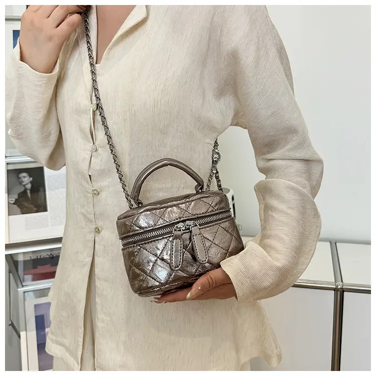 Black Rhomboid Chain Bag Women 2025 — feature 26