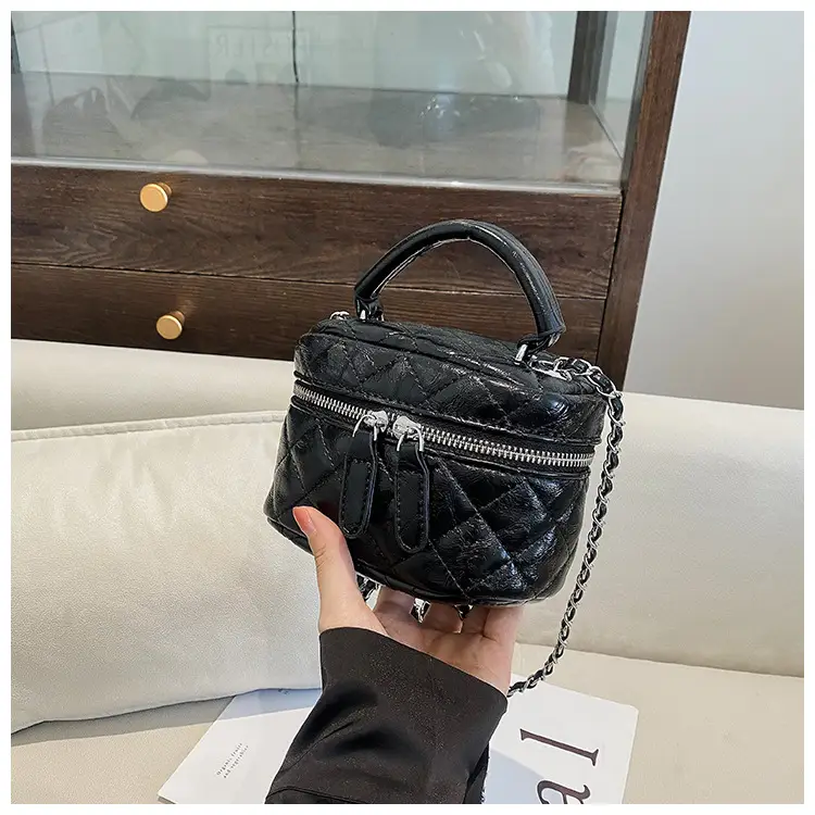 Black Rhomboid Chain Bag Women 2025 — feature 28