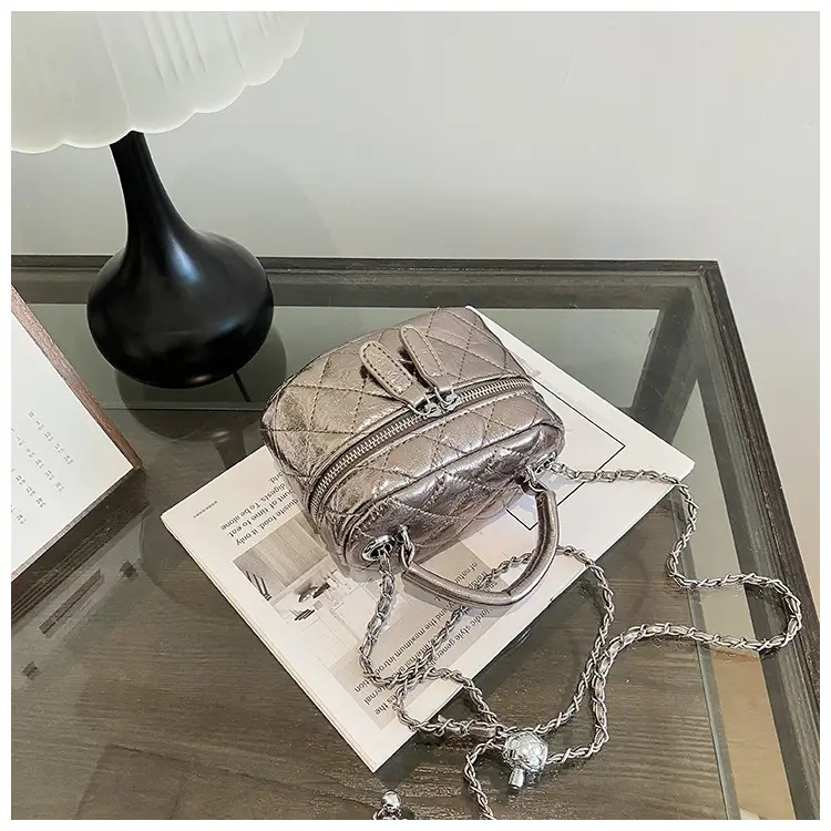Black Rhomboid Chain Bag Women 2025 — feature 39