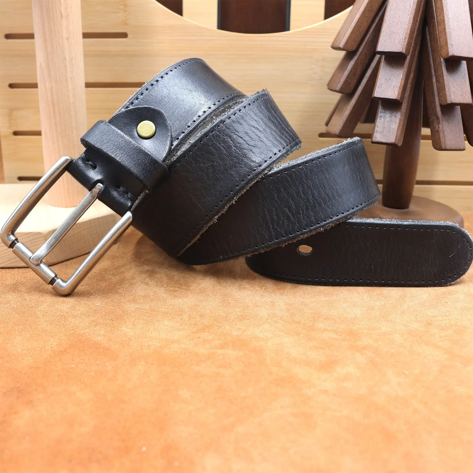 Men's Thick Leather Belt with Needle Buckle Brown — feature 6