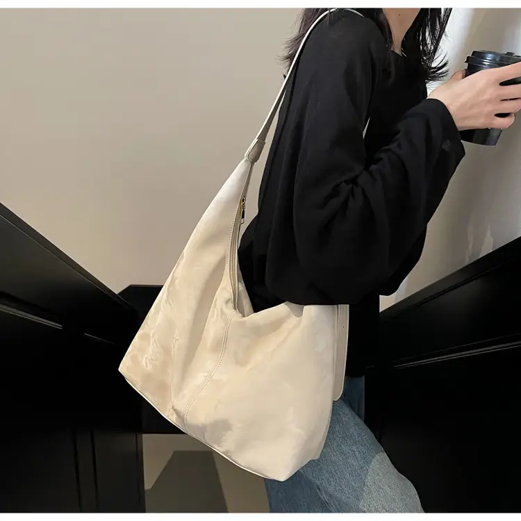 Textured Shoulder Bag Niche Design 2025 Spring — feature 12