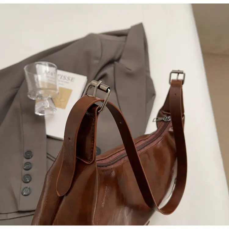 Elegant Black Leather Shoulder Bag for Women — feature 9