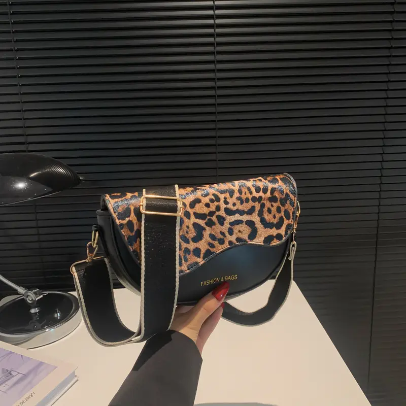 Women Leopard Print Shoulder Bag Brown 2025 - Image 4