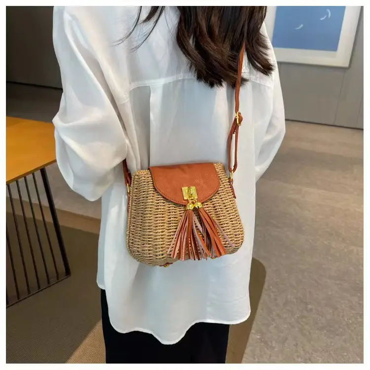 Women's Straw Tassel Crossbody Bag Brown — feature 2