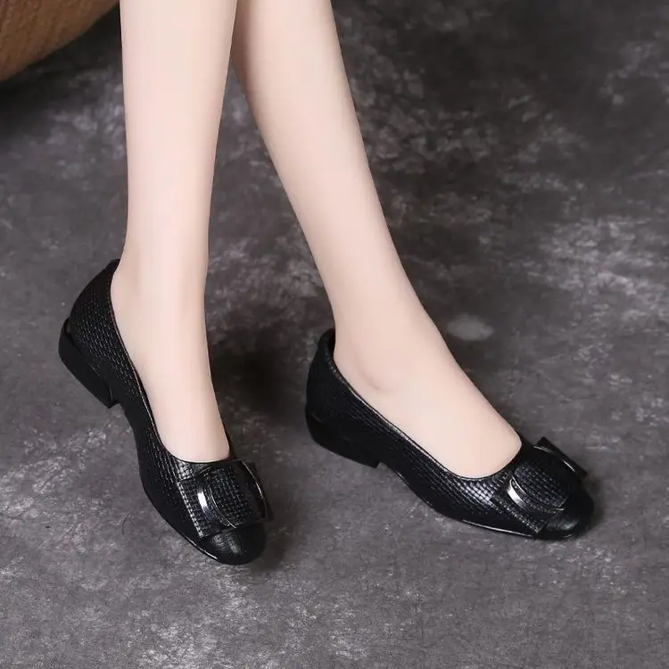 Women's White Leather Round Toe Heels Spring 2025 — feature 5