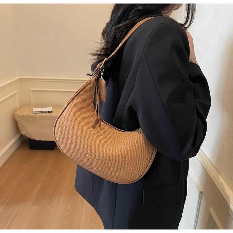 Women's Black Crossbody Bag 2025 New Niche Design — feature 17