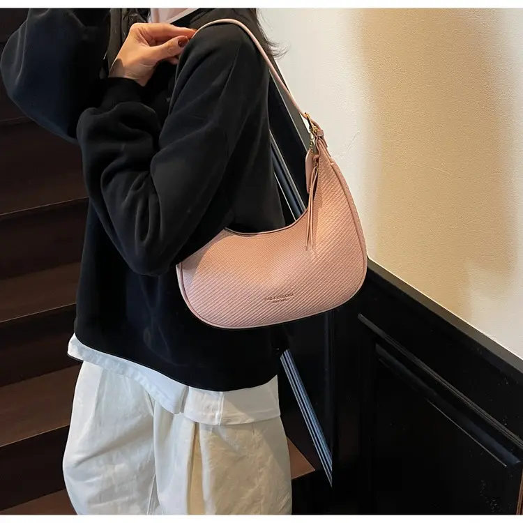Women's Black Crossbody Bag 2025 New Niche Design — feature 9