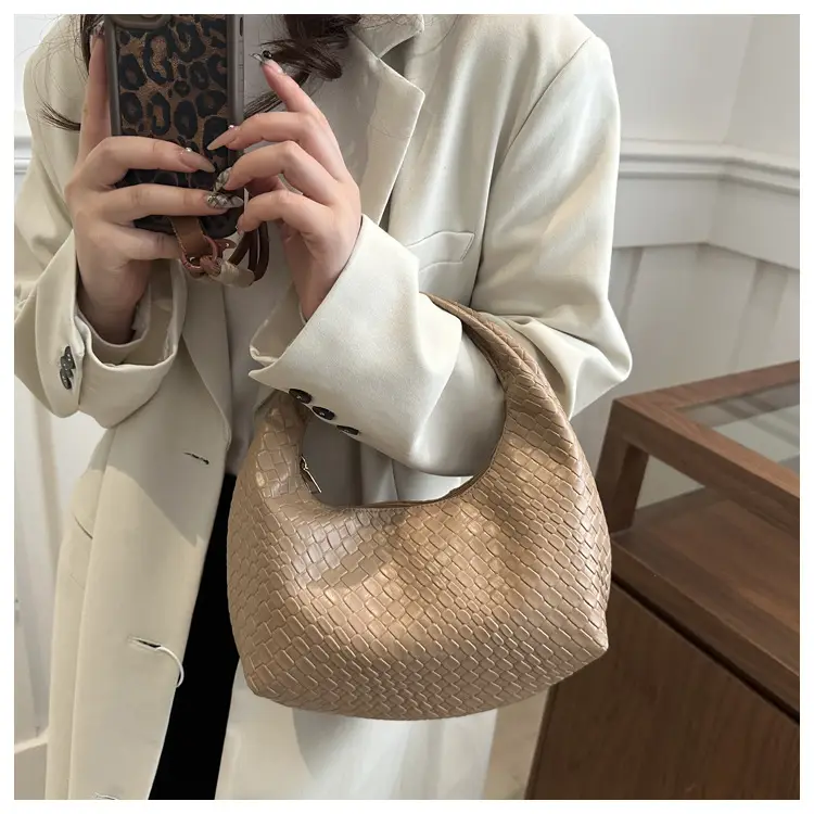 Red Vintage Woven Handbag for Women 2024 Winter — feature 12