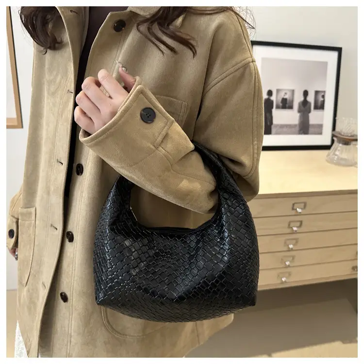 Red Vintage Woven Handbag for Women 2024 Winter — feature 13
