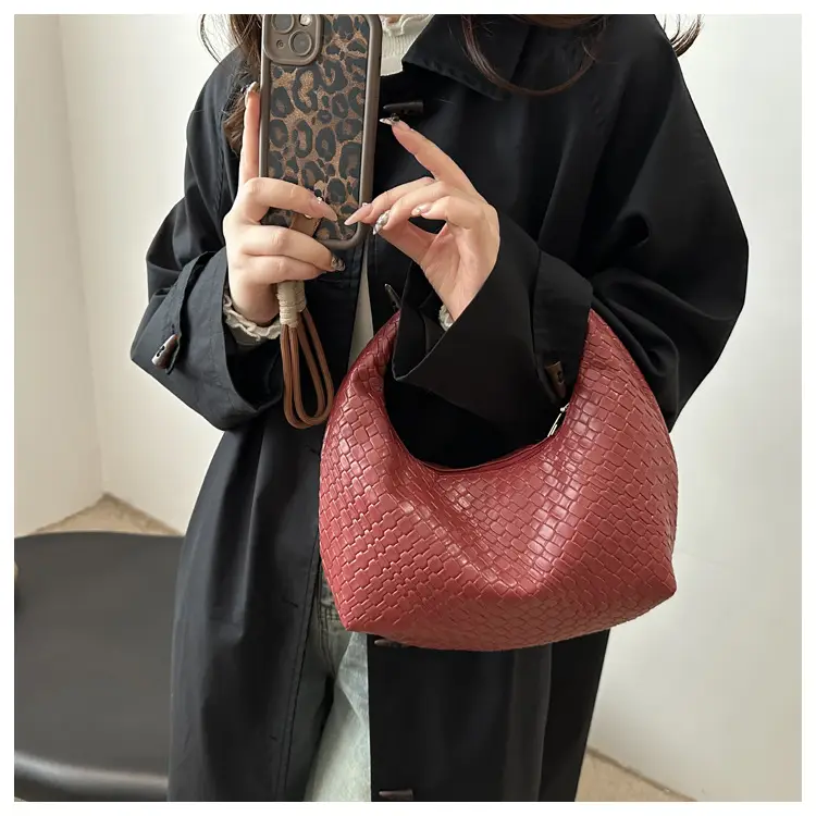 Red Vintage Woven Handbag for Women 2024 Winter — feature 8