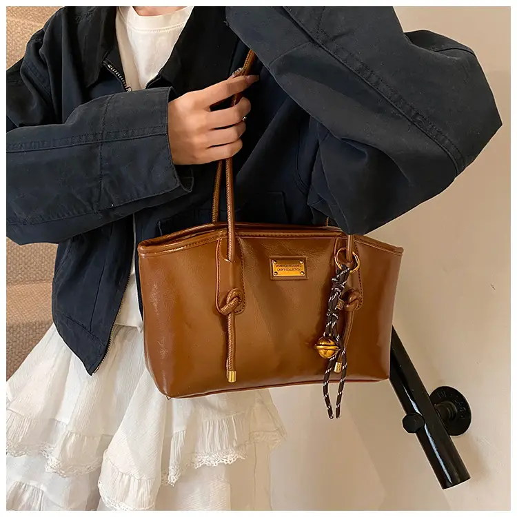 Black Leather Shoulder Tote Bag for Women 2025 — feature 10