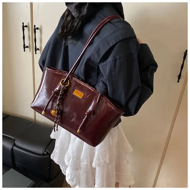 Black Leather Shoulder Tote Bag for Women 2025 — feature 14