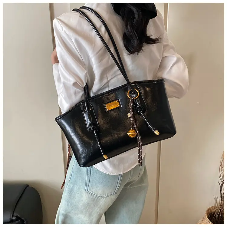 Black Leather Shoulder Tote Bag for Women 2025 — feature 15
