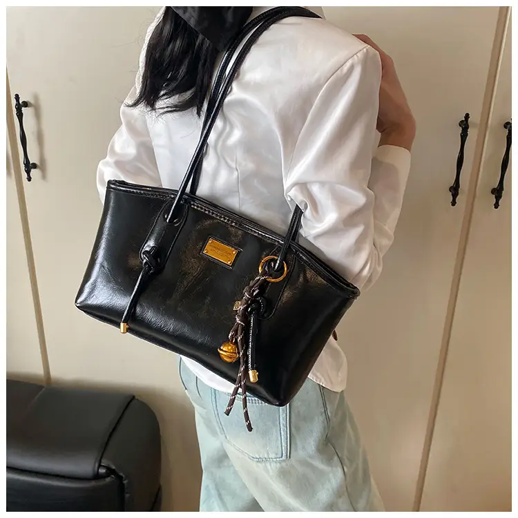Black Leather Shoulder Tote Bag for Women 2025 — feature 17