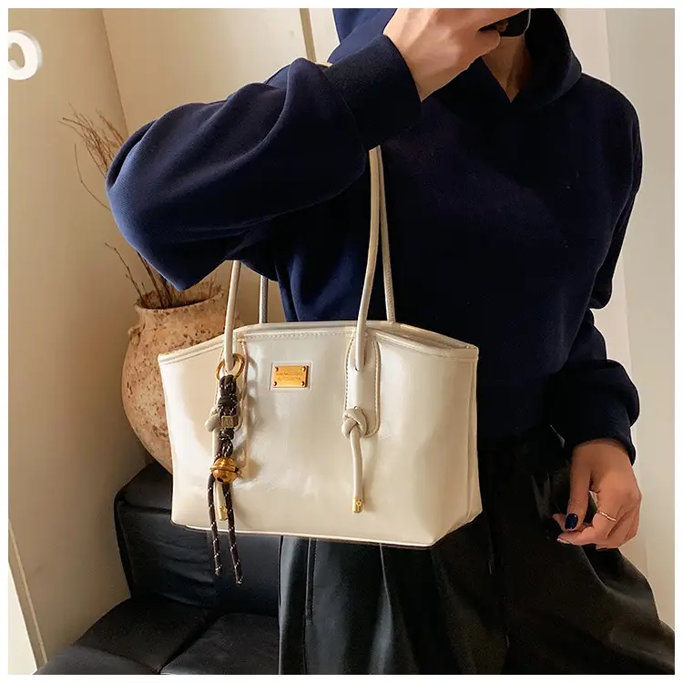 Black Leather Shoulder Tote Bag for Women 2025 — feature 18