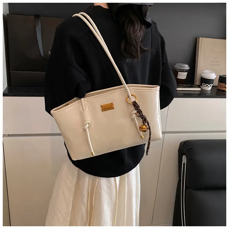 Black Leather Shoulder Tote Bag for Women 2025 — feature 19