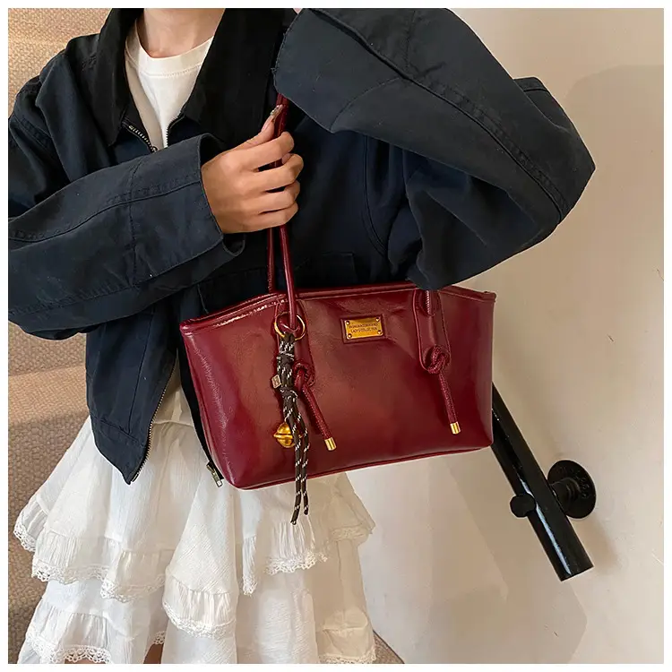 Black Leather Shoulder Tote Bag for Women 2025 — feature 7