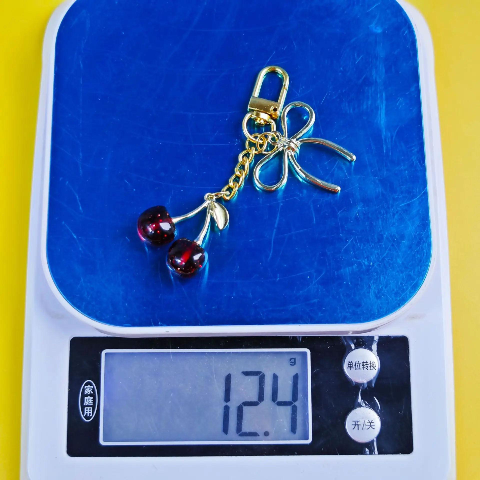 Golden Crystal Keychain with Bow Pendant Design — feature 13