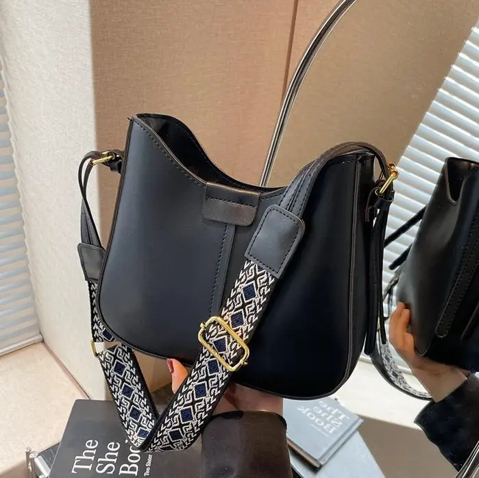 Korean Style Black Bucket Bag with Wide Strap - Image 5