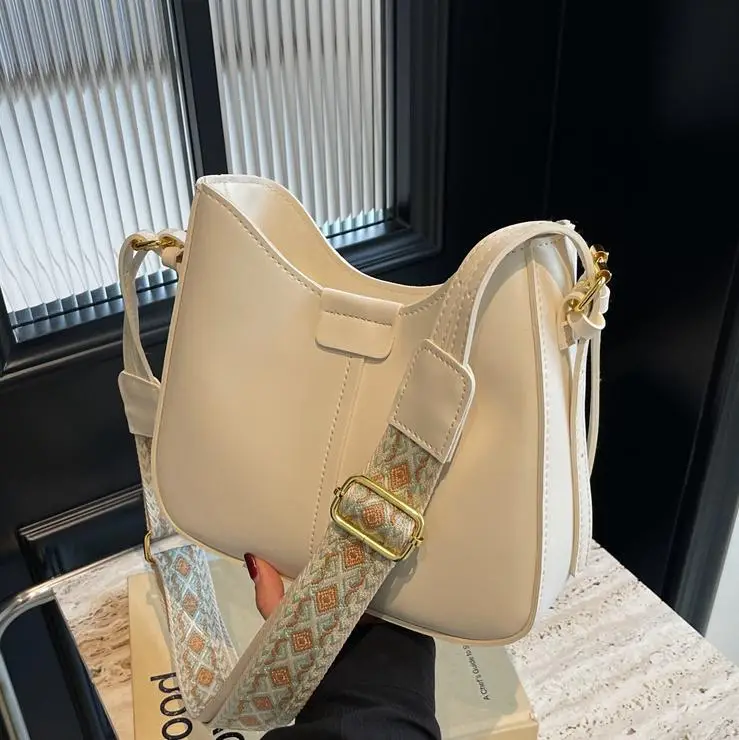 Korean Style Black Bucket Bag with Wide Strap - Image 6