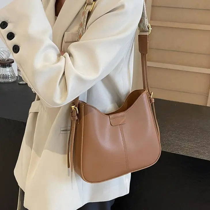 Korean Style Black Bucket Bag with Wide Strap - Image 7