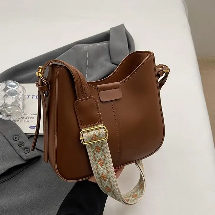 Korean Style Black Bucket Bag with Wide Strap - Image 8