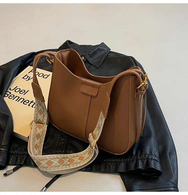 Korean Style Black Bucket Bag with Wide Strap — feature 28