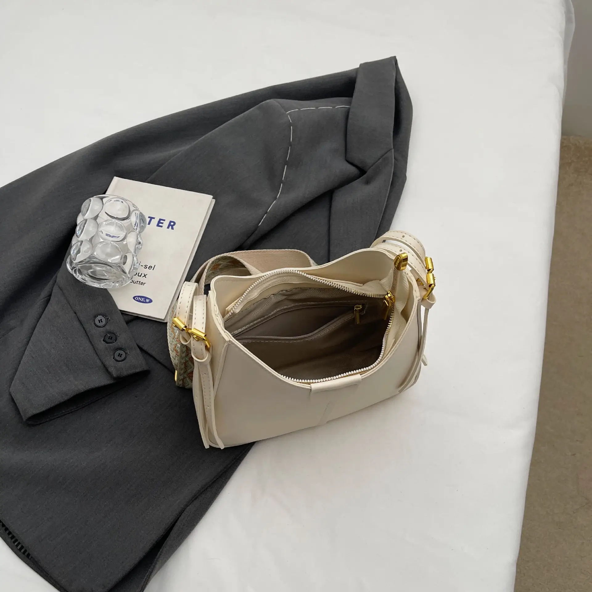 Korean Style Black Bucket Bag with Wide Strap — feature 9