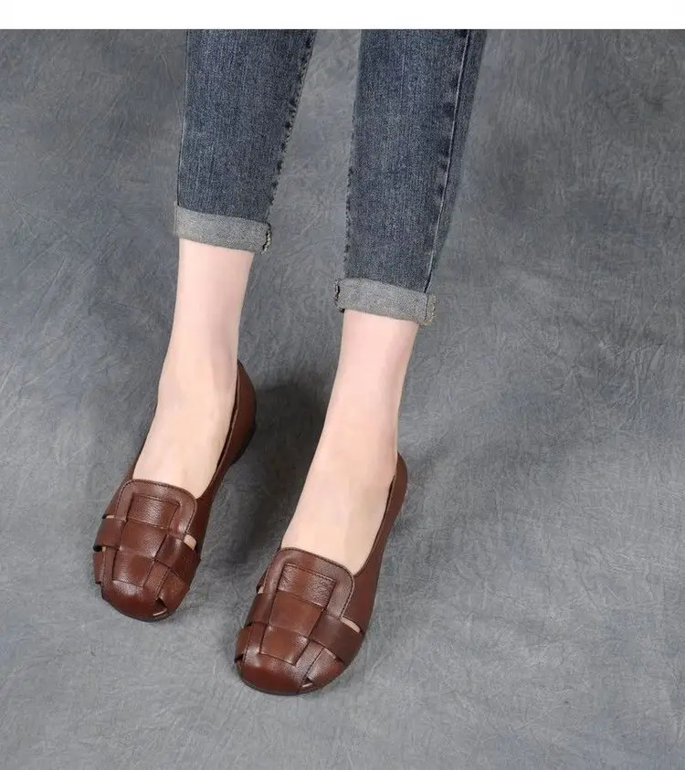 Women's Soft Bottom Hole Leather Shoes Women's 2025 Summer New Comfortable Breathable Retro Single-layer Shoes Middle-aged and Elderly Mother Sandals — feature 11