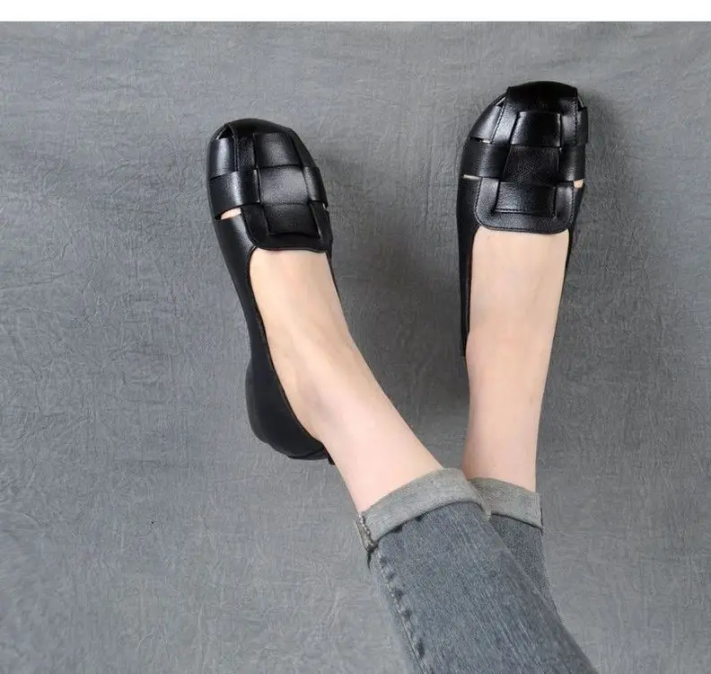 Women's Soft Bottom Hole Leather Shoes Women's 2025 Summer New Comfortable Breathable Retro Single-layer Shoes Middle-aged and Elderly Mother Sandals — feature 12