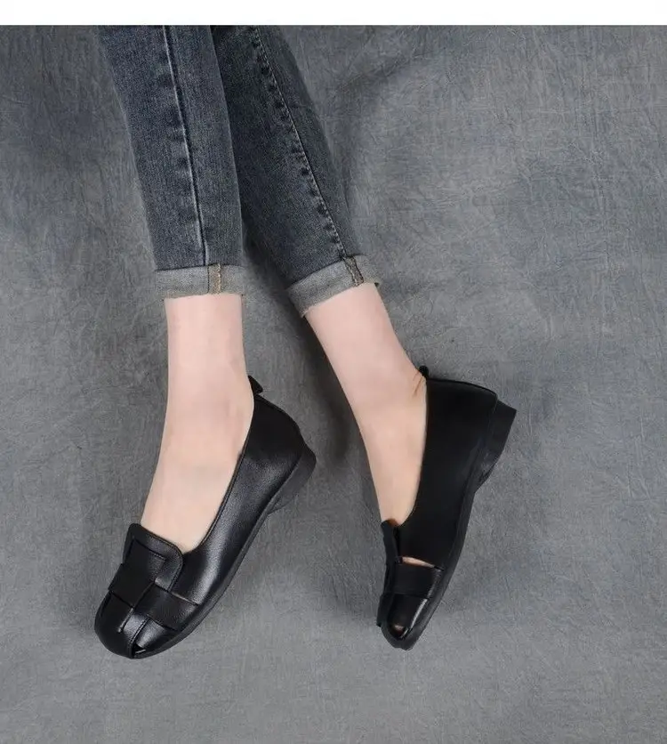 Women's Soft Bottom Hole Leather Shoes Women's 2025 Summer New Comfortable Breathable Retro Single-layer Shoes Middle-aged and Elderly Mother Sandals — feature 13