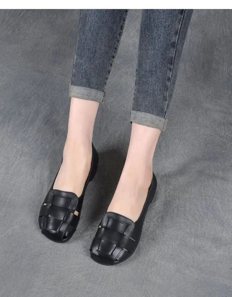 Women's Soft Bottom Hole Leather Shoes Women's 2025 Summer New Comfortable Breathable Retro Single-layer Shoes Middle-aged and Elderly Mother Sandals — feature 14