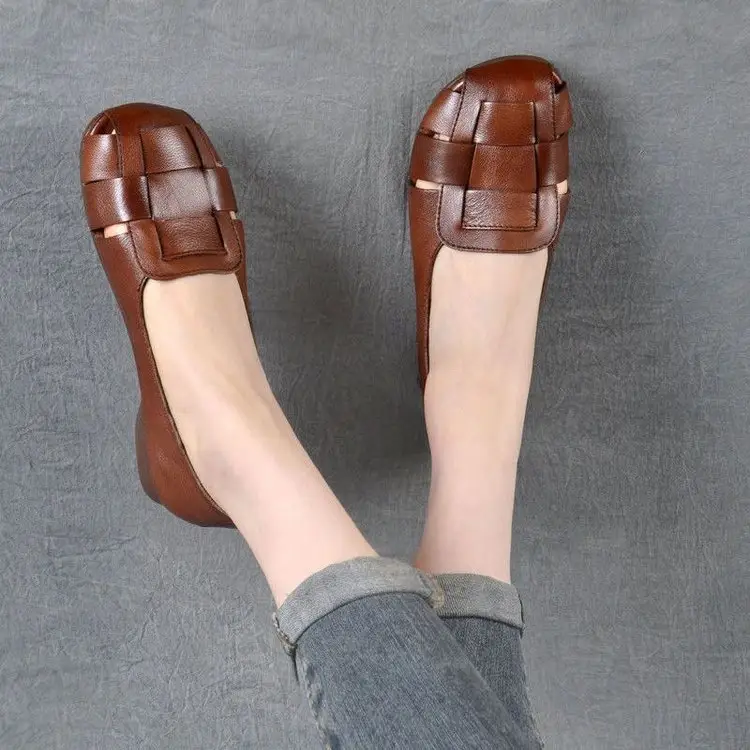 Women's Soft Bottom Hole Leather Shoes Women's 2025 Summer New Comfortable Breathable Retro Single-layer Shoes Middle-aged and Elderly Mother Sandals — feature 2