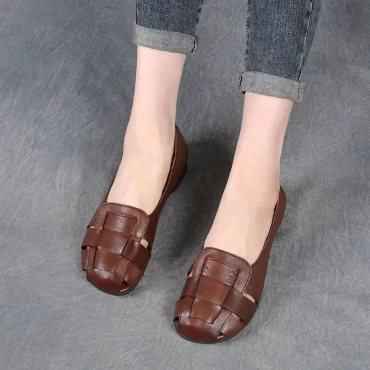 Women's Soft Bottom Hole Leather Shoes Women's 2025 Summer New Comfortable Breathable Retro Single-layer Shoes Middle-aged and Elderly Mother Sandals — feature 3
