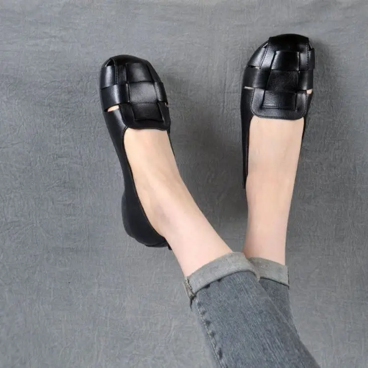 Women's Soft Bottom Hole Leather Shoes Women's 2025 Summer New Comfortable Breathable Retro Single-layer Shoes Middle-aged and Elderly Mother Sandals — feature 4