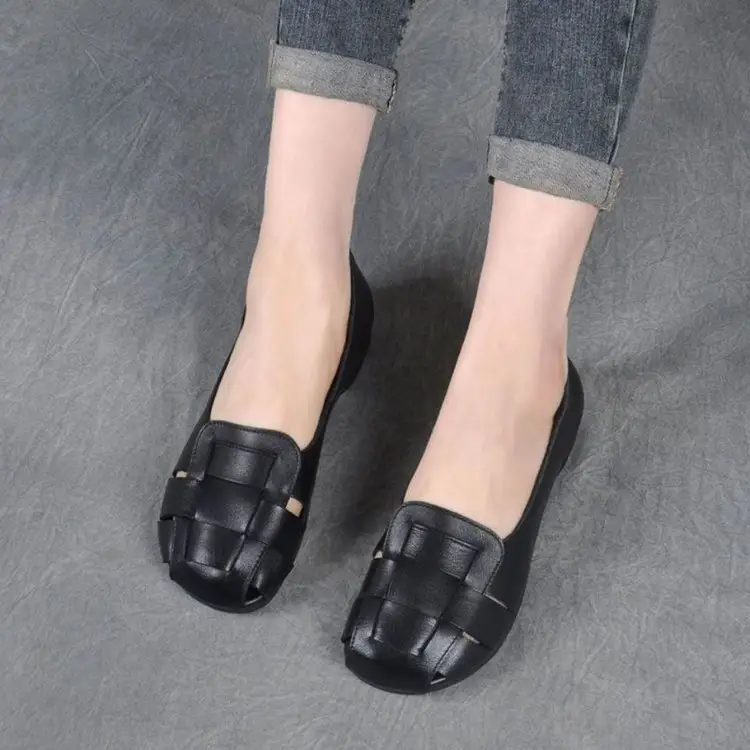 Women's Soft Bottom Hole Leather Shoes Women's 2025 Summer New Comfortable Breathable Retro Single-layer Shoes Middle-aged and Elderly Mother Sandals — feature 5