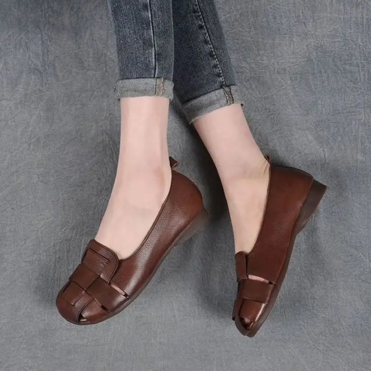 Women's Soft Bottom Hole Leather Shoes Women's 2025 Summer New Comfortable Breathable Retro Single-layer Shoes Middle-aged and Elderly Mother Sandals — feature 6