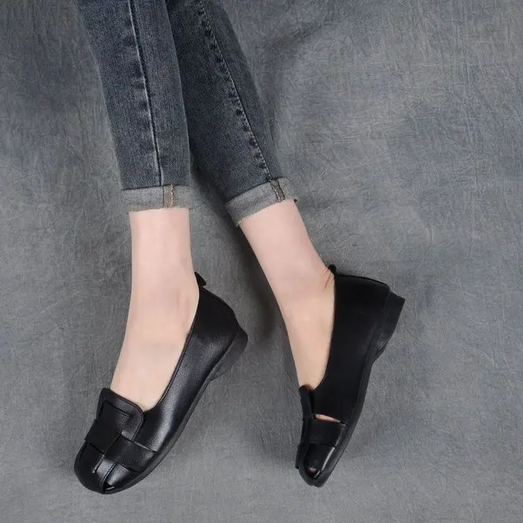 Women's Soft Bottom Hole Leather Shoes Women's 2025 Summer New Comfortable Breathable Retro Single-layer Shoes Middle-aged and Elderly Mother Sandals — feature 7