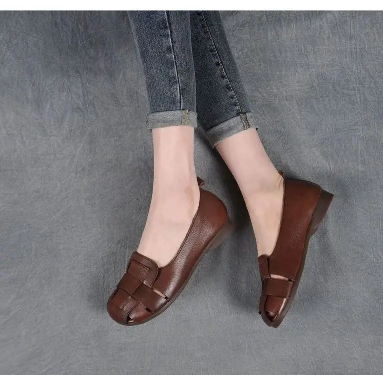 Women's Soft Bottom Hole Leather Shoes Women's 2025 Summer New Comfortable Breathable Retro Single-layer Shoes Middle-aged and Elderly Mother Sandals — feature 9