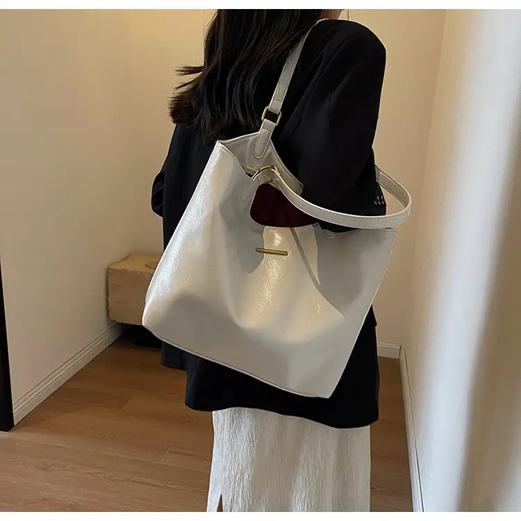 Black Leather Shoulder Bag for Women 2025 — feature 16