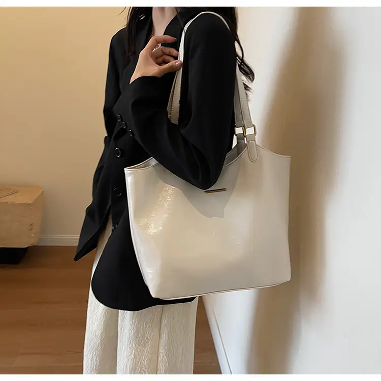 Black Leather Shoulder Bag for Women 2025 — feature 17