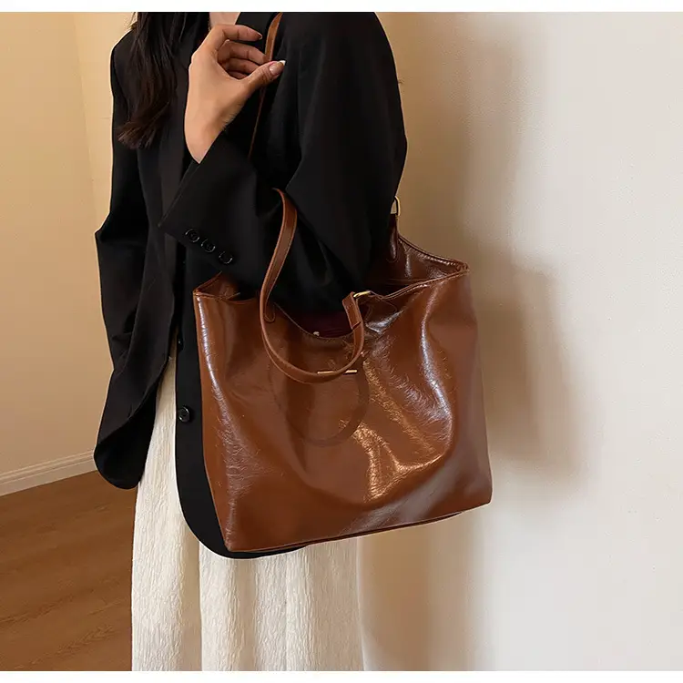 Black Leather Shoulder Bag for Women 2025 — feature 18