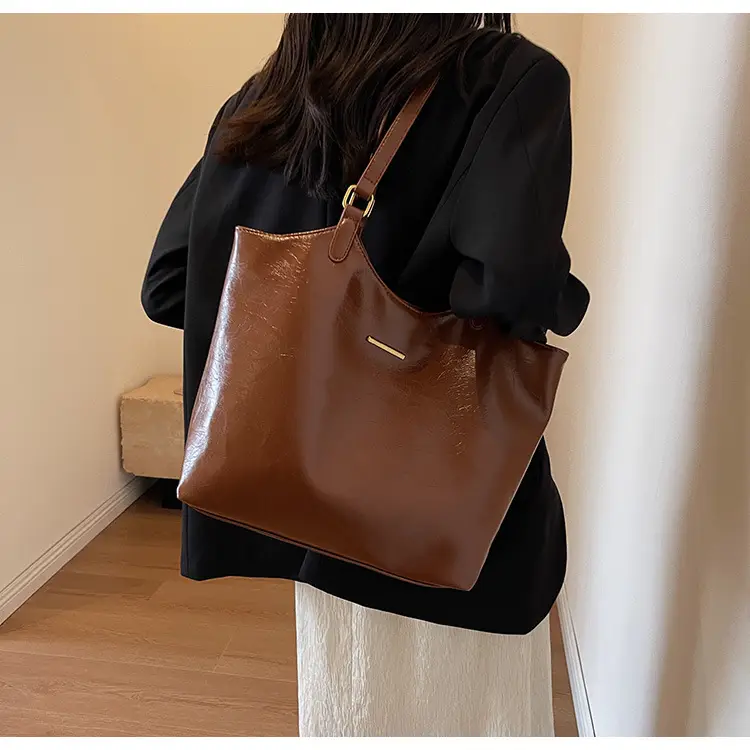 Black Leather Shoulder Bag for Women 2025 — feature 19