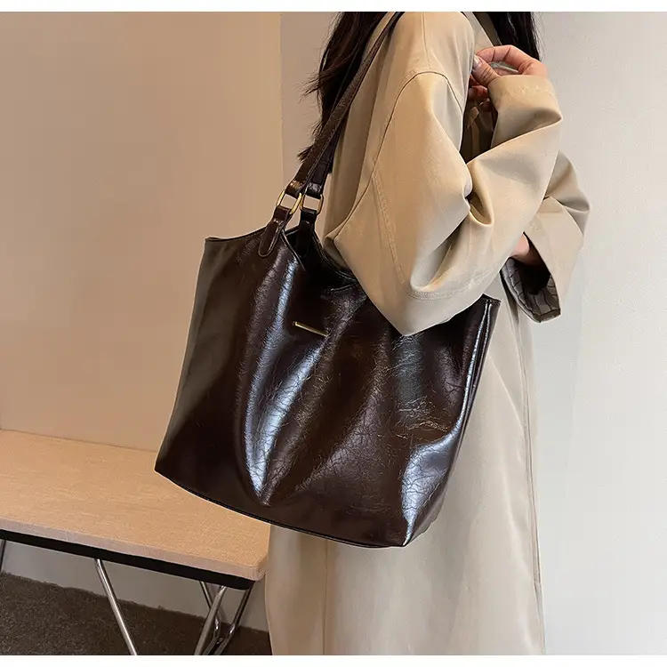Black Leather Shoulder Bag for Women 2025 — feature 21