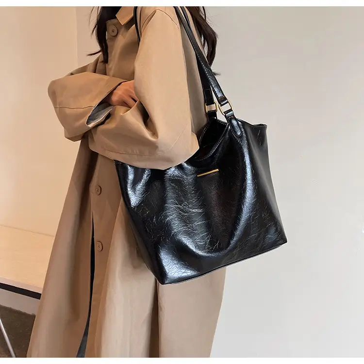 Black Leather Shoulder Bag for Women 2025 — feature 23