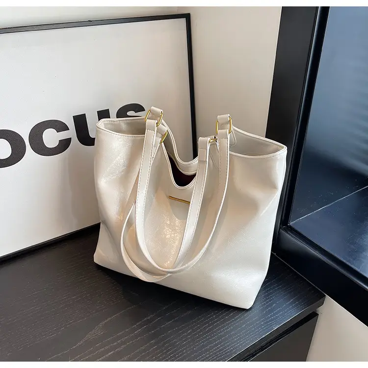 Black Leather Shoulder Bag for Women 2025 — feature 30