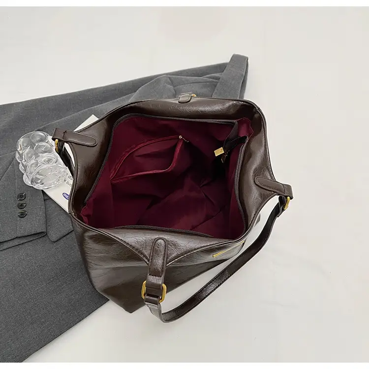 Black Leather Shoulder Bag for Women 2025 — feature 9