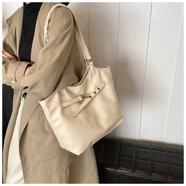 Black Leather Shoulder Bag for Women 2025 — feature 13