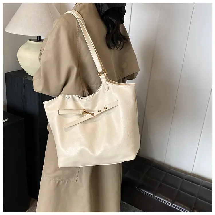 Black Leather Shoulder Bag for Women 2025 — feature 14