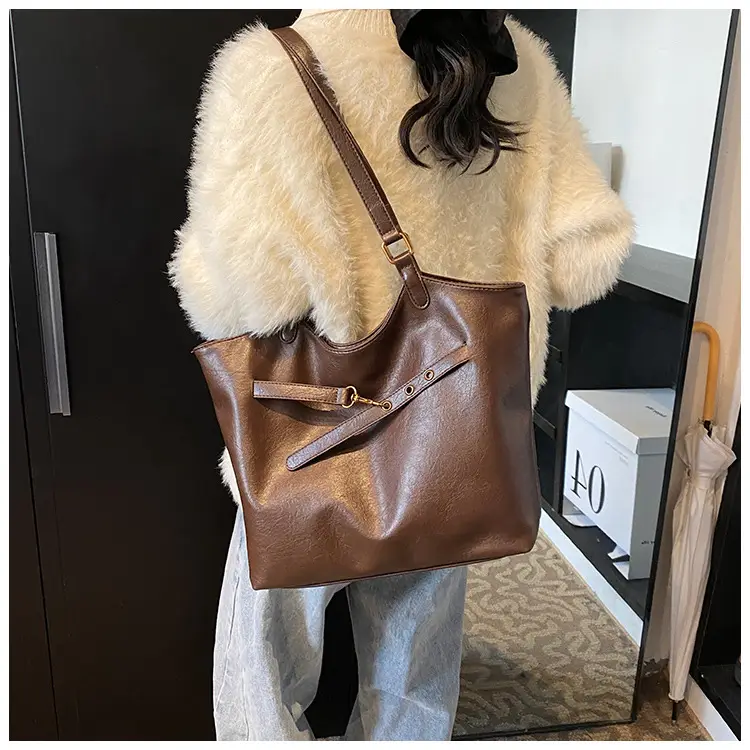 Black Leather Shoulder Bag for Women 2025 — feature 15